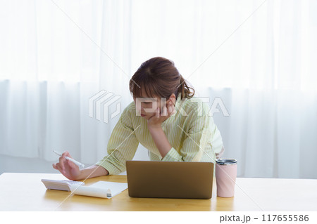 オフィスで起業の準備をする若い女性 117655586