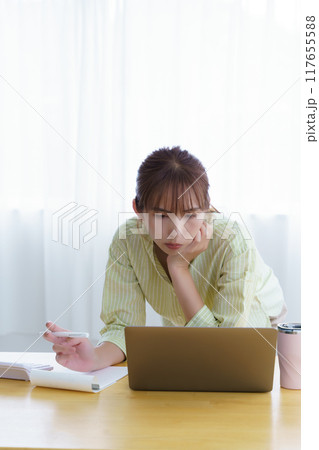 オフィスで起業の準備をする若い女性 オフィスで起業の準備をする若い女性 117655588