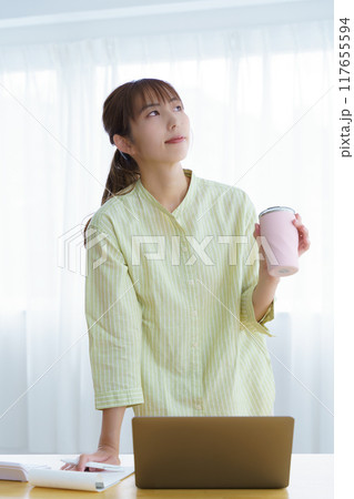 オフィスで起業の準備をする若い女性 オフィスで起業の準備をする若い女性 117655594