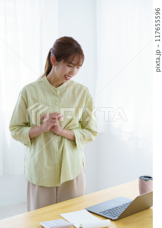 オフィスで起業の準備をする若い女性 オフィスで起業の準備をする若い女性 117655596