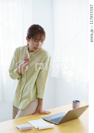 オフィスで起業の準備をする若い女性 117655597