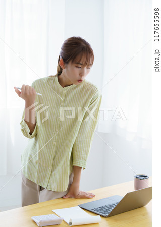 オフィスで起業の準備をする若い女性 117655598