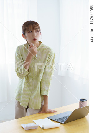 オフィスで起業の準備をする若い女性 117655599