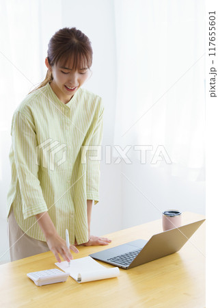 オフィスで起業の準備をする若い女性 オフィスで起業の準備をする若い女性 117655601