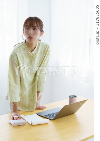 オフィスで起業の準備をする若い女性 オフィスで起業の準備をする若い女性 117655605