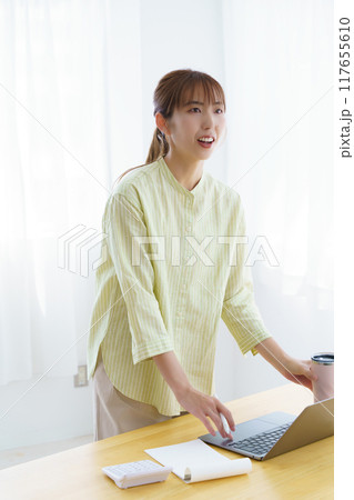 オフィスで起業の準備をする若い女性 オフィスで起業の準備をする若い女性 117655610