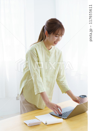 オフィスで起業の準備をする若い女性 オフィスで起業の準備をする若い女性 117655611