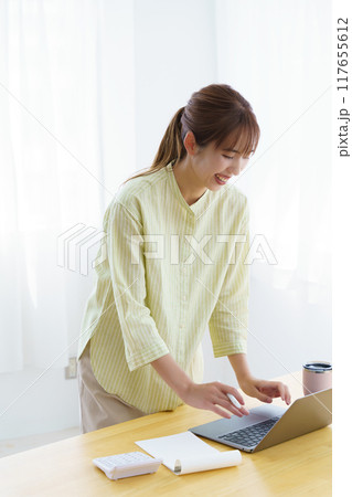 オフィスで起業の準備をする若い女性 オフィスで起業の準備をする若い女性 117655612