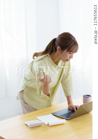 オフィスで起業の準備をする若い女性 オフィスで起業の準備をする若い女性 117655613