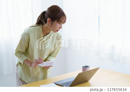 オフィスで起業の準備をする若い女性 オフィスで起業の準備をする若い女性 117655616