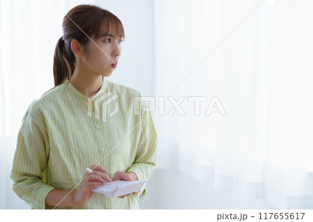 オフィスで起業の準備をする若い女性 117655617