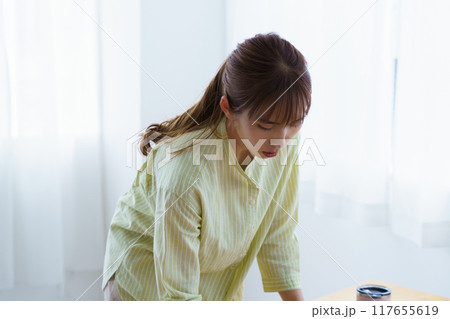 オフィスで起業の準備をする若い女性 オフィスで起業の準備をする若い女性 117655619