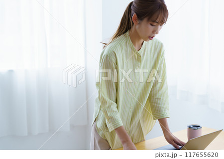 オフィスで起業の準備をする若い女性 117655620