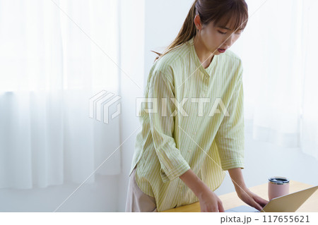オフィスで起業の準備をする若い女性 117655621