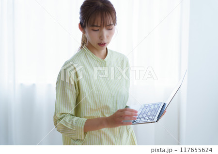 オフィスで起業の準備をする若い女性 117655624