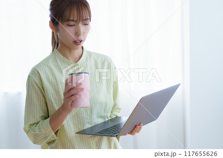 オフィスで起業の準備をする若い女性 オフィスで起業の準備をする若い女性 117655626