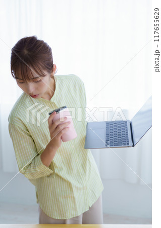 オフィスで起業の準備をする若い女性 117655629