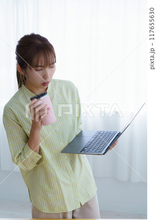 オフィスで起業の準備をする若い女性 オフィスで起業の準備をする若い女性 117655630