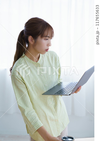 オフィスで起業の準備をする若い女性 オフィスで起業の準備をする若い女性 117655633