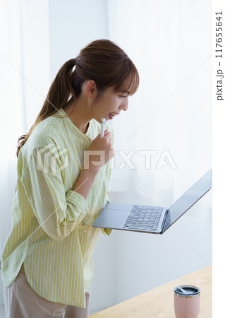 オフィスで起業の準備をする若い女性 オフィスで起業の準備をする若い女性 117655641