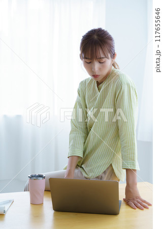 オフィスで起業の準備をする若い女性 117655646