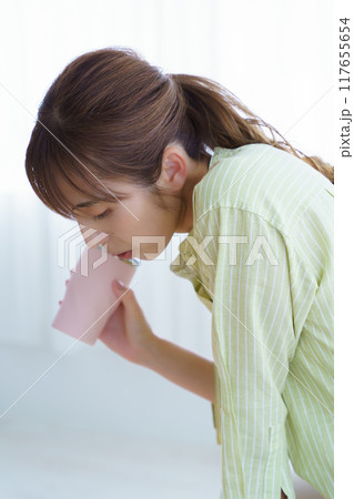 オフィスで起業の準備をする若い女性 117655654