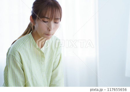 オフィスで起業の準備をする若い女性 オフィスで起業の準備をする若い女性 117655656