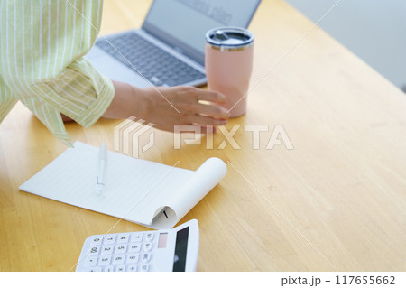 オフィスで起業の準備をする若い女性 117655662