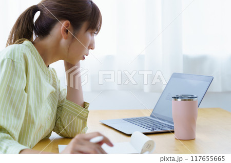 オフィスで起業の準備をする若い女性 117655665