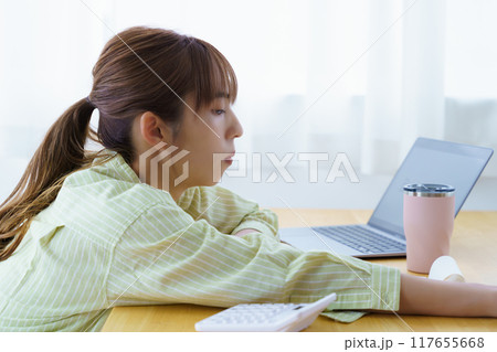 オフィスで起業の準備をする若い女性 117655668