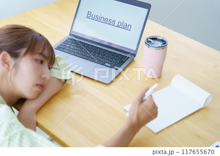 オフィスで起業の準備をする若い女性 オフィスで起業の準備をする若い女性 117655670