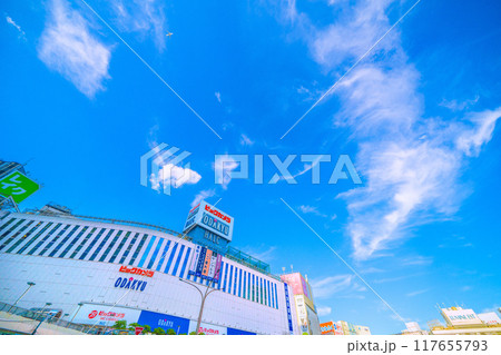 日本の東京都市景観 航空機やODAKYUなどを望む。小田急百貨店の解体も進み東口が…＝8月20日 117655793