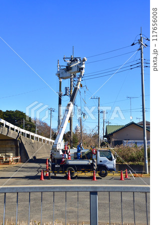 二台の高所作業車で行う電柱の電気工事 117656008