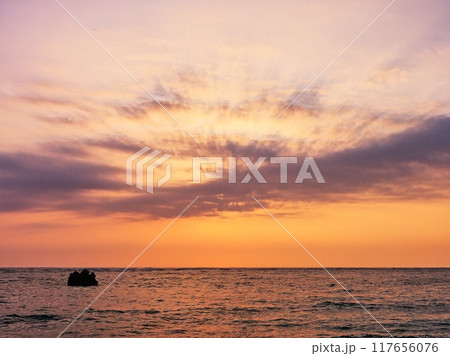 沖縄の美しい海岸の夕景 沖縄の美しい海岸の夕景 117656076