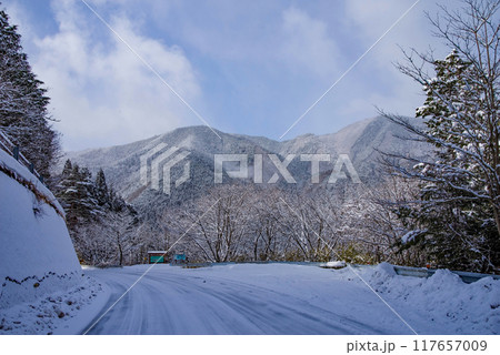 山間の農村の冬景色（岐阜県下呂市馬瀬） 117657009