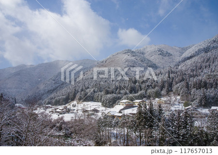 山間の農村の冬景色（岐阜県下呂市馬瀬） 117657013