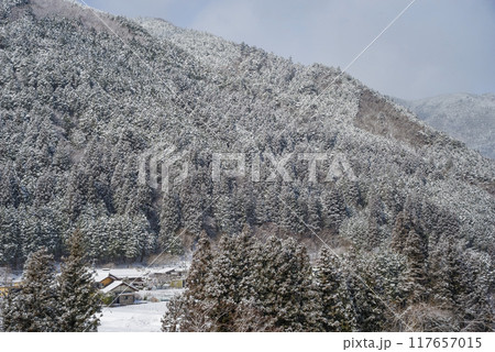 山間の農村の冬景色（岐阜県下呂市馬瀬） 117657015