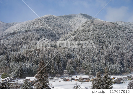 山間の農村の冬景色(岐阜県下呂市馬瀬) 山間の農村の冬景色(岐阜県下呂市馬瀬) 117657016