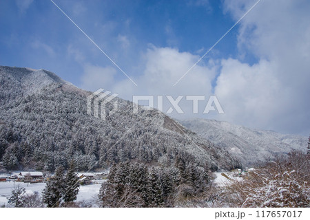 山間の農村の冬景色(岐阜県下呂市馬瀬) 山間の農村の冬景色(岐阜県下呂市馬瀬) 117657017