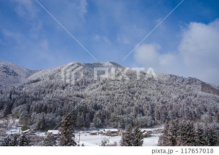 山間の農村の冬景色（岐阜県下呂市馬瀬） 117657018