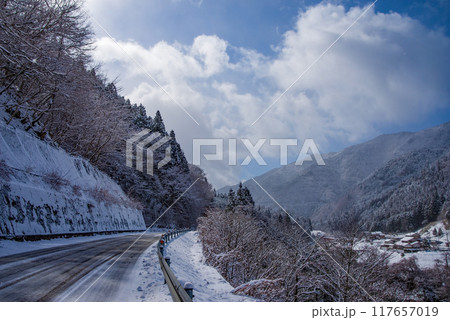 山間の農村の冬景色(岐阜県下呂市馬瀬) 山間の農村の冬景色(岐阜県下呂市馬瀬) 117657019