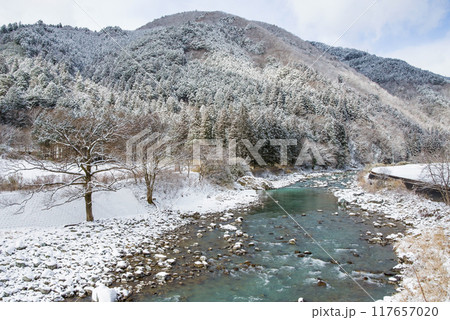 山間の農村の冬景色(岐阜県下呂市馬瀬) 山間の農村の冬景色(岐阜県下呂市馬瀬) 117657020