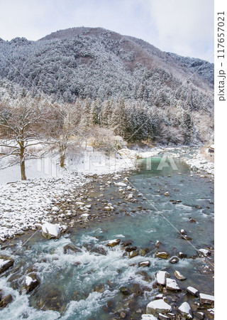 山間の農村の冬景色（岐阜県下呂市馬瀬） 117657021