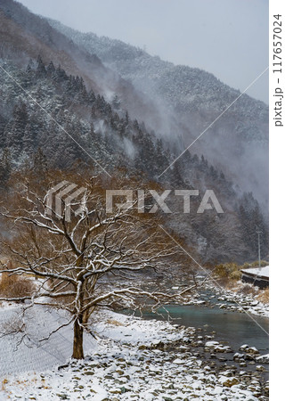 山間の農村の冬景色（岐阜県下呂市馬瀬） 117657024