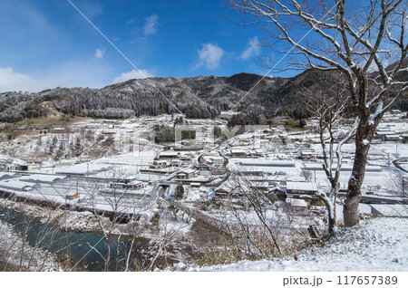農村の雪景色(岐阜県下呂市馬瀬) 農村の雪景色(岐阜県下呂市馬瀬) 117657389
