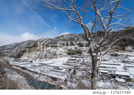農村の雪景色(岐阜県下呂市馬瀬) 農村の雪景色(岐阜県下呂市馬瀬) 117657390