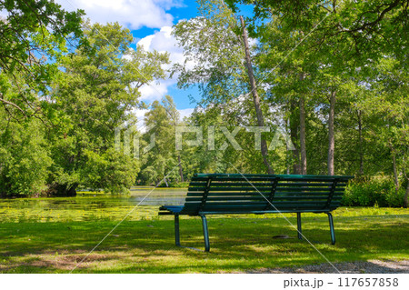 スウェーデン ストックホルム郊外 ドロットニングホルム宮殿内の公園 117657858