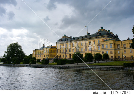 スウェーデン ストックホルム郊外 雨のドロットニングホルム宮殿 スウェーデン ストックホルム郊外 雨のドロットニングホルム宮殿 117657870