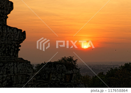 カンボジア プノン・バケン寺院の夕日 カンボジア プノン・バケン寺院の夕日 117658864