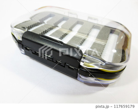 ルアーや釣具の小物を収納するタックルボックス 117659179